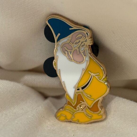 Disney Parks Dwarf Snow White Bashful Cast Member Exclusive Collectible Pin 1987 - Picture 1 of 2